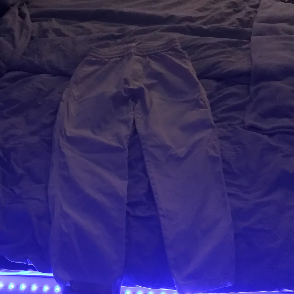 Ett par ljusa byxor från junkyard storlek xs men dom ska sitta lite baggy . Farkut & Housut.