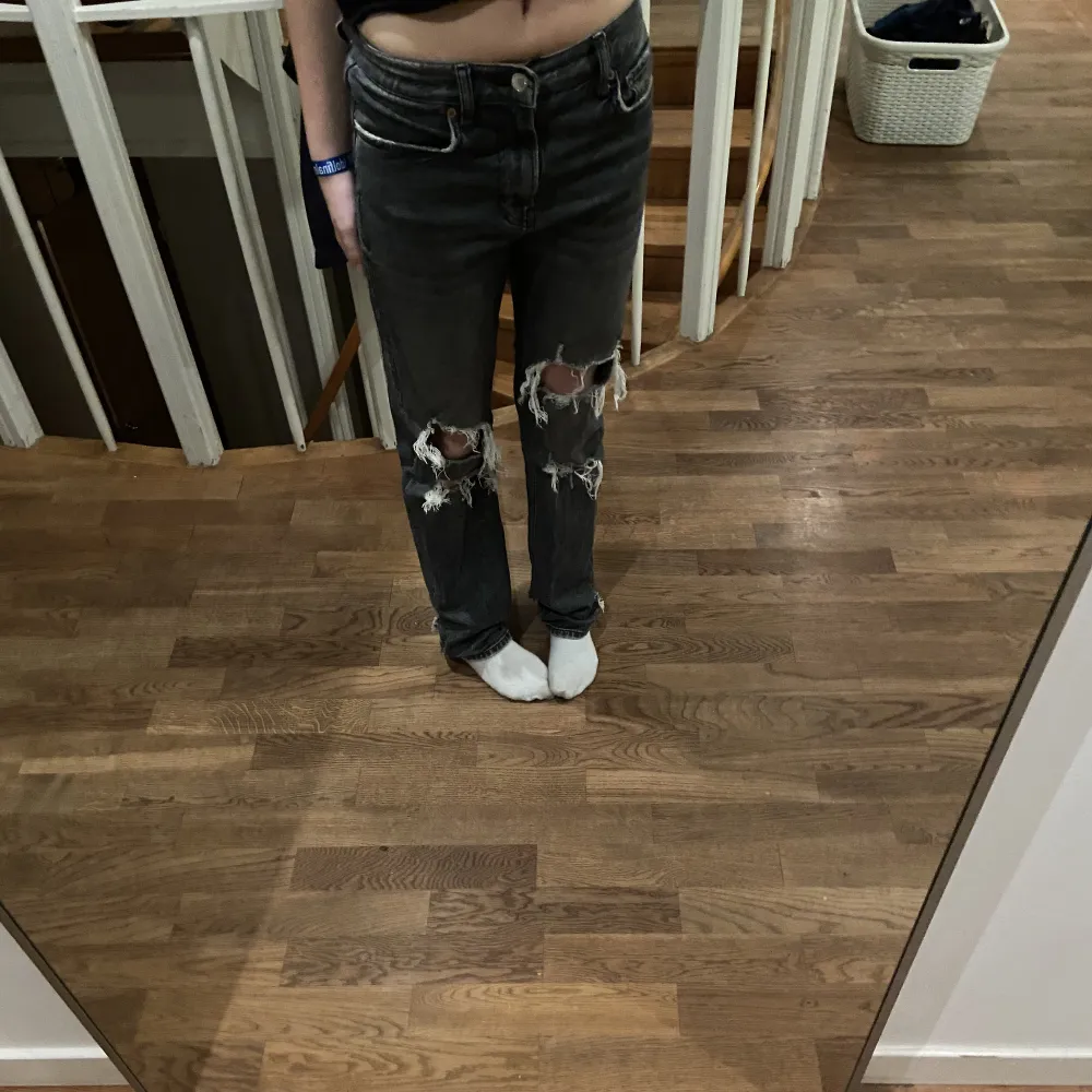 Ett par jätte fina zara jeans som inte säljs längre, de är lågmidjade och har hål på bena. De är absolut skit snygga, men kommer inte till användning längre för mig 🤗. Jeans & Byxor.