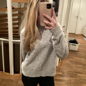 Stickad tröja - En jätte fin grå stickad tröja, perfekt nu till den kalla vintern! Klassisk och fin