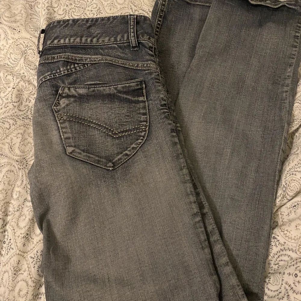 Lågmidjade straightleg jeans från köpta på secondhand. Säljer pga jag inte använder dessa längre.Bra längd för mig som är 167 och strl 29 men passar mig som har 26 i jeans. Jeansen har en gråblå färg och passar bra till vintern.  Köparen står för frakten💕. Jeans & Byxor.