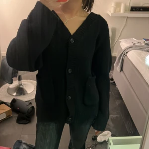 Stickad kofta - Oversized stickad kofta från bikbok i jätte bra skick. Frakt tillkommer på 66kr. 