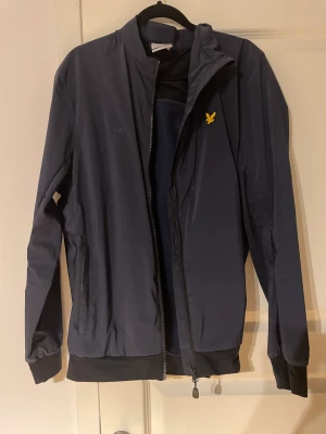 Lyle & scott golf bomber - Lyle & scott golf bomber jacka  Storlek: S Nypris 800 Mitt pris 200