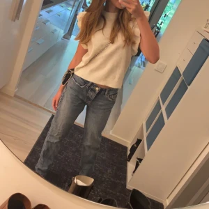 Byxor  - Säljer dessa mid rise byxor från zara! Superbra skick :)  Se sista bild innan köp❤️ Skapar budgivning om många intresserade