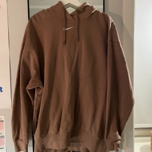 Nike hoodie - snygg oversized nike hoodie. knappt använd så inga fläckar/skav på hoodien. pris kan diskuteras.