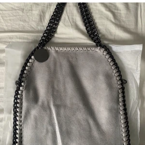 Stella mccartney likande väska - Säljer denna stella mccartney liknande väska❣️Köpt för 750kr  