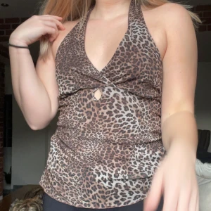 Leopardmönstrat linne - Öppet i ryggen superfint