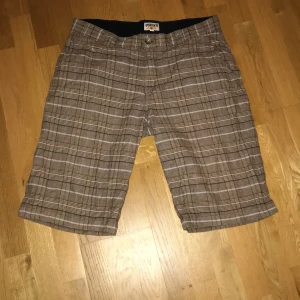 Encore shorts  - Ett par sjysta encore shorts. Kvalite 10/10 inga fläckar eller hål knappt använda.