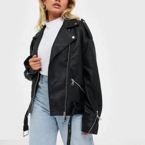 Oversized skinnjacka  - Oversized skinnjacka. Strl 40. Knappt använd 