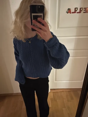 Blå stickad tröja - Fin blå kabelstickad tröja som aldrig kommer till använding:(