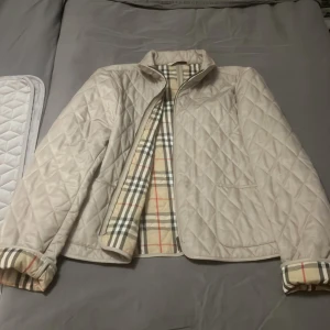 Jacka burberry - En väldigt klassisk och fin burberry jacka!  Använd endast 2 gånger då den vart för liten🤍Ny skick och köpt för 1500kr säljs för 1000kr  (inkl frakt, pris kan diskuteras)🤍