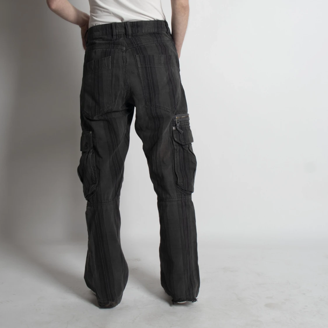 Svartrandiga cargo byxor  - 91