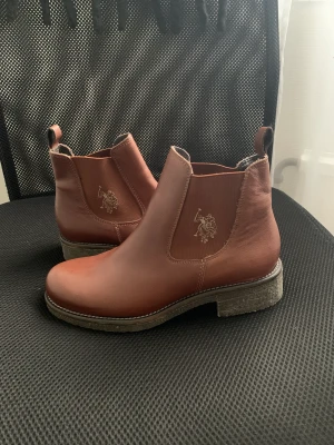 U.S. POLO ASSN. Skor  - Helt nya U.S.POLO skor .Stövlarna  är läder och vattentäta! Priset är 1500 men jag säljer dem för 500Kr ! 