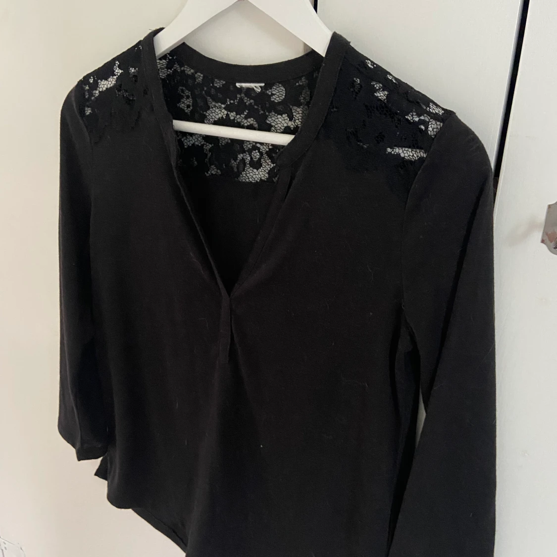 Svart tröja med spetsdetalj - 90