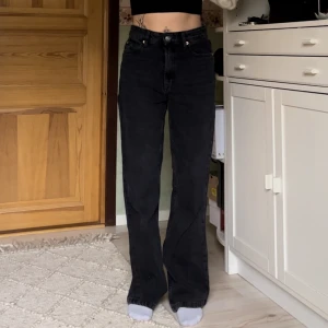 Svarta jeans - Svarta jeans från Stradivarius. Står att de är flared men tycker de är ganska raka. Knappt använda.