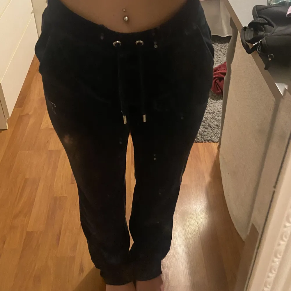 Marinblå juicy couture med glitter på rumpan. Använd fåtal gånger, alla stenar är kvar💙 500kr. Farkut & Housut.