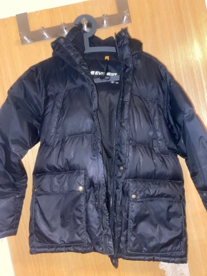 Everest jacka  - En svart Everest jacka i storlek 158 Men massor av fickor och håller värmen bra. Man får stå för frakten själv och pris för frakten kan vi diskutera🥰