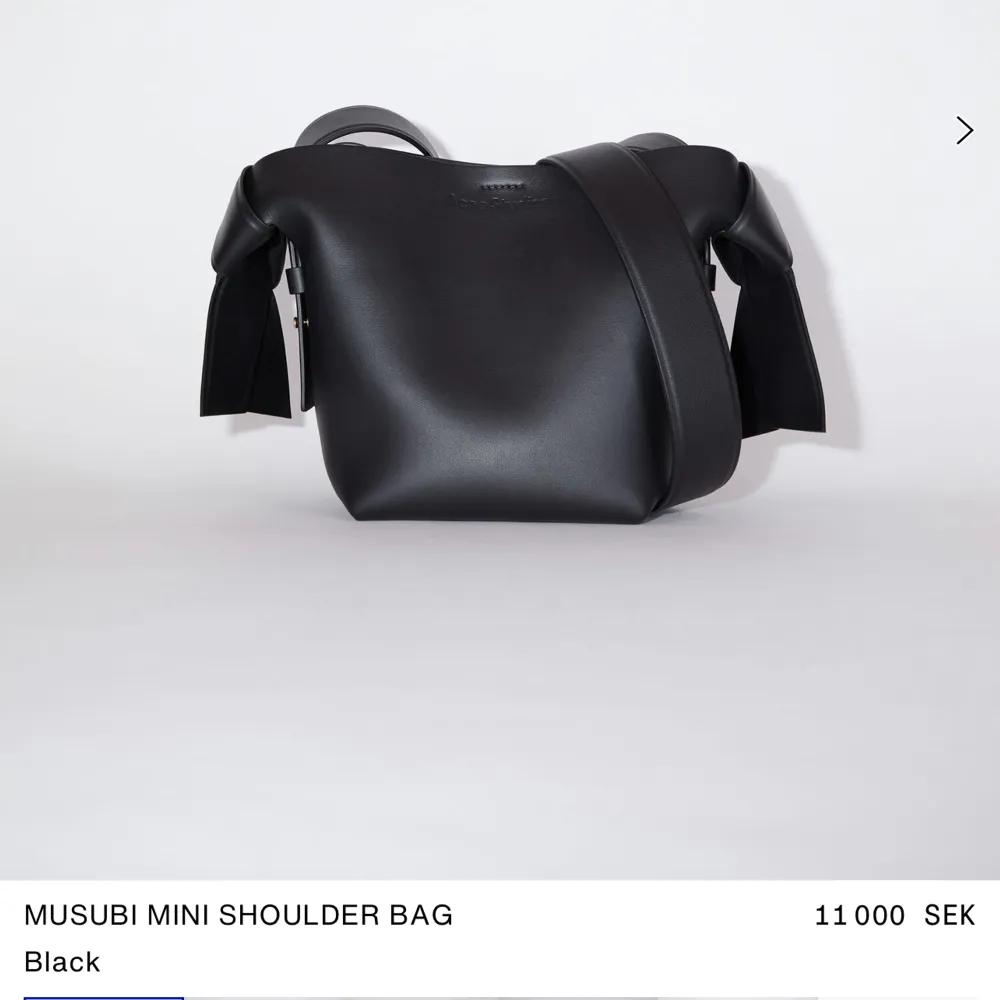 Musubi shoulder bag från Acne, storlek mini alltså den näst minsta storleken. Inga skambud då den endast är använd några få gånger. Väskor.