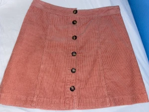 H&M  - En fin smutsrosa kjol från H&M i storlek 40 men den är lite stor i storleken. Frakt får man stå för själv🥰