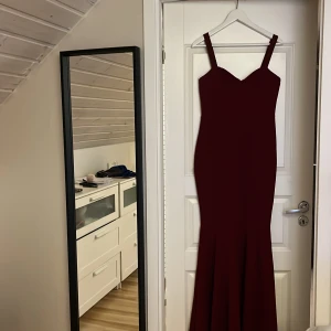 röd klänning - använd en gång köptes för 600kr säljer för 100kr  