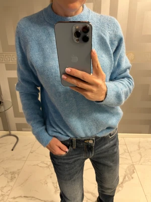 Zara tröja i srtorlek s - Säljer blå tröja i storlek s . Sparsamt använd , som ny . ( ull och alpacka material) 