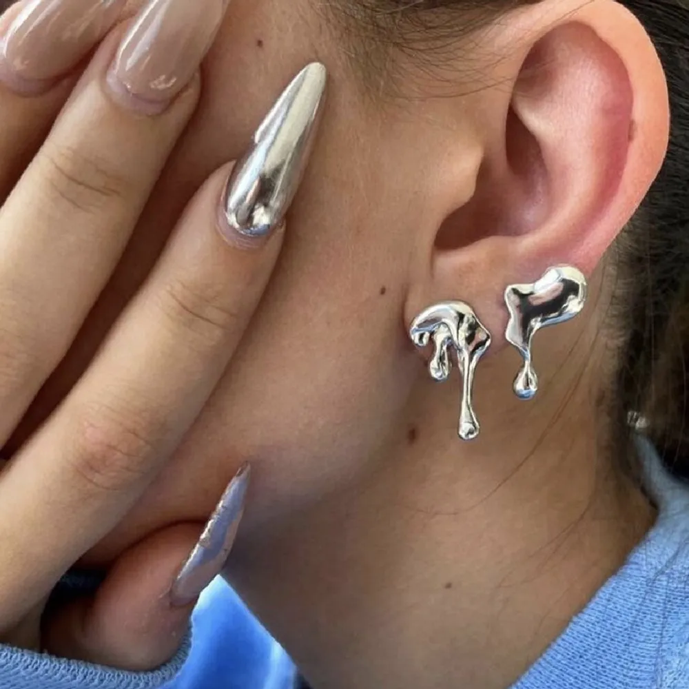 Nu har vi äntligen fått restock på våra Silver drop earrings! Ett par (två st örhängen) - 99 kr. Frakt på 11 kr 🤍🫶🏼. Accessoarer.