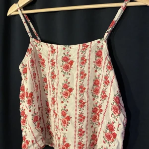 Blommigt sommarlinne - Skulle säga att blommorna är aningen mer rosa i verkligheten! - bara att kontakta mig vid funderingar😌