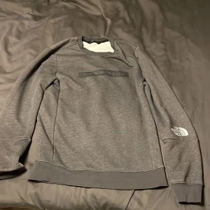 The north face sweatshirt - Det här The north face plagget köpte jag i göteborg för 1 år sedan och har använde den runt 10 gånger.  Skick 8/10 Nypris: 900kr