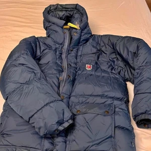 Fjällräven Jacka  - Säljer min varma, sköna dunjacka Fjällräven, ”Expedition down jacket” i färgen Blå stl XXXS, men motsvarar XS-S då den är stor i storleken,  Fint skick fortfarande fluffig & fin. Finns inga hål eller revor 🤍, kan gå ner i pris vid snabb affär 
