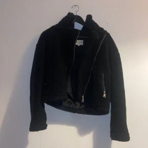 Teddy jacka från NA-KD storlek 36 - Jackan har används i 6 månader , jätte bra skick , väldigt mysigt nu när det är så kallt ute. Säljer den då jag inte har någon användning för den , köpte den för 1 år sedan 
