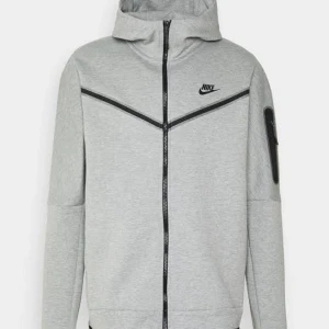 Nike tech fleece - Nästan helt nytt och väldigt bra skick.