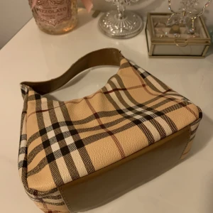 Jättesöt minibag! - Köpt på secondhand men aldrig använt!  Superfint skick💓