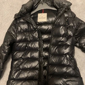 Moncler Jacka - Säljer denna fina moncler jacka perfekt till vintern i strl XS/S! Dragkedjan är sönder, därav det billiga priset men går att fixa hos en skomakare! Öppen för byten också💕