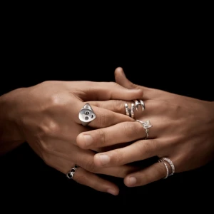 Alien ring  - Kollar intresset på mina ring från Maria Nilsdotter då den inte längre kommer till användning💕