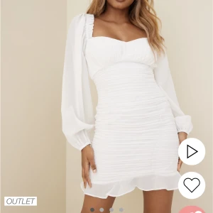 Snygg sommarklänning, fin till Endast använd en gång. Köparen står för frakten. Endast använd en gång. Köparen står för frakten💗 - Snygg sommarklänning, fin till studenten. Endast använd en gång. Köparen står för frakten💗