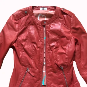 Röd skinnjacka - Säljer denna trendiga röda skinnjackan då jag inte tyckte jag passade i den! 