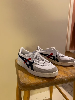 Sneakers Onitsuka Tiger (strl 36) - Sneakers Skor, stl. 36, Uni sex  Använda två gånger, mycket rena och bra skick.   Kostade 700 kr nya  240 kr