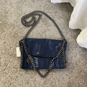 Stella mccartney väska - Säljer denna superfina liknande stella mccartney väskan! Köpt i Spanien o aldrig använd! Väskan är mer mörkblå än vad de syns på bilden! Säljer i fler färger o modeller så kolla in min profil! 💙💙