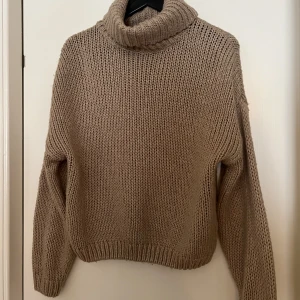 Beige/brun stickad tröja med krage - Varm