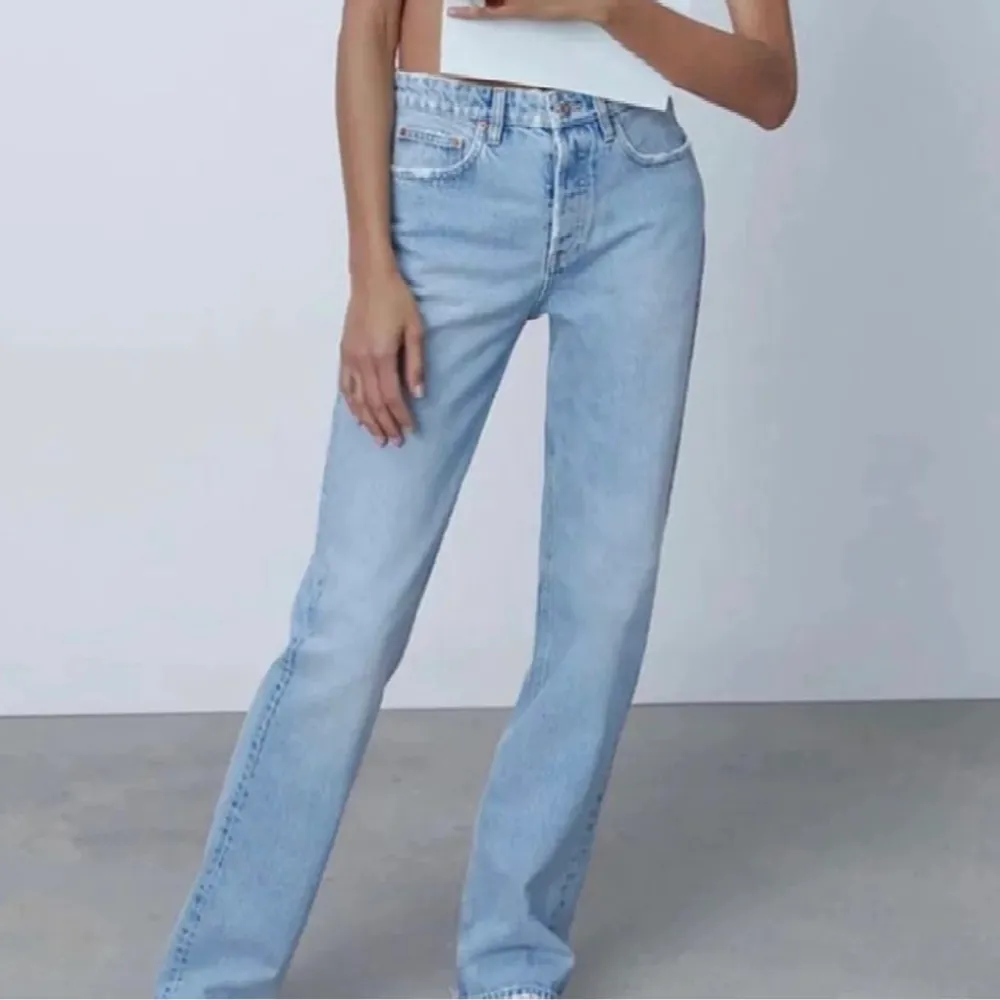 Säljer mina oanvända zara mid waist jeans, endast testade men kunde inte skicka tillbaka för drog av alla tags, ny skick och en jätte fin ljusblå färg. Jeans & Byxor.