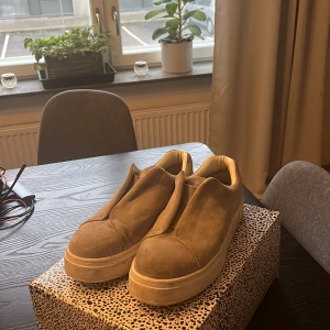 Eytys doja suede cement  - Eytys doja suede cement storlek 44. Köpta på NK Göteborg för 1899kr.