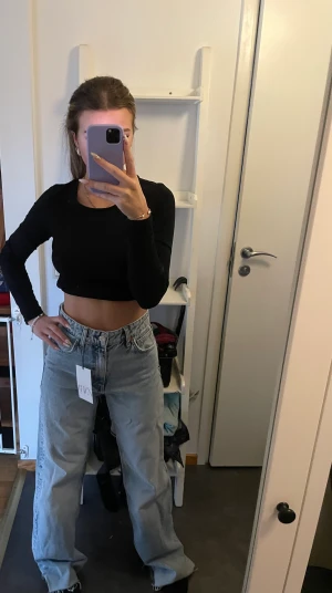 Zara jeans, oanvända  - Säljer dessa helt oanvända jenasen från Zara då dom tyvärr inte passar mig (lappen är kvar). Det är en storlek 36 men är stora i storleken. Köparen står för frakten.