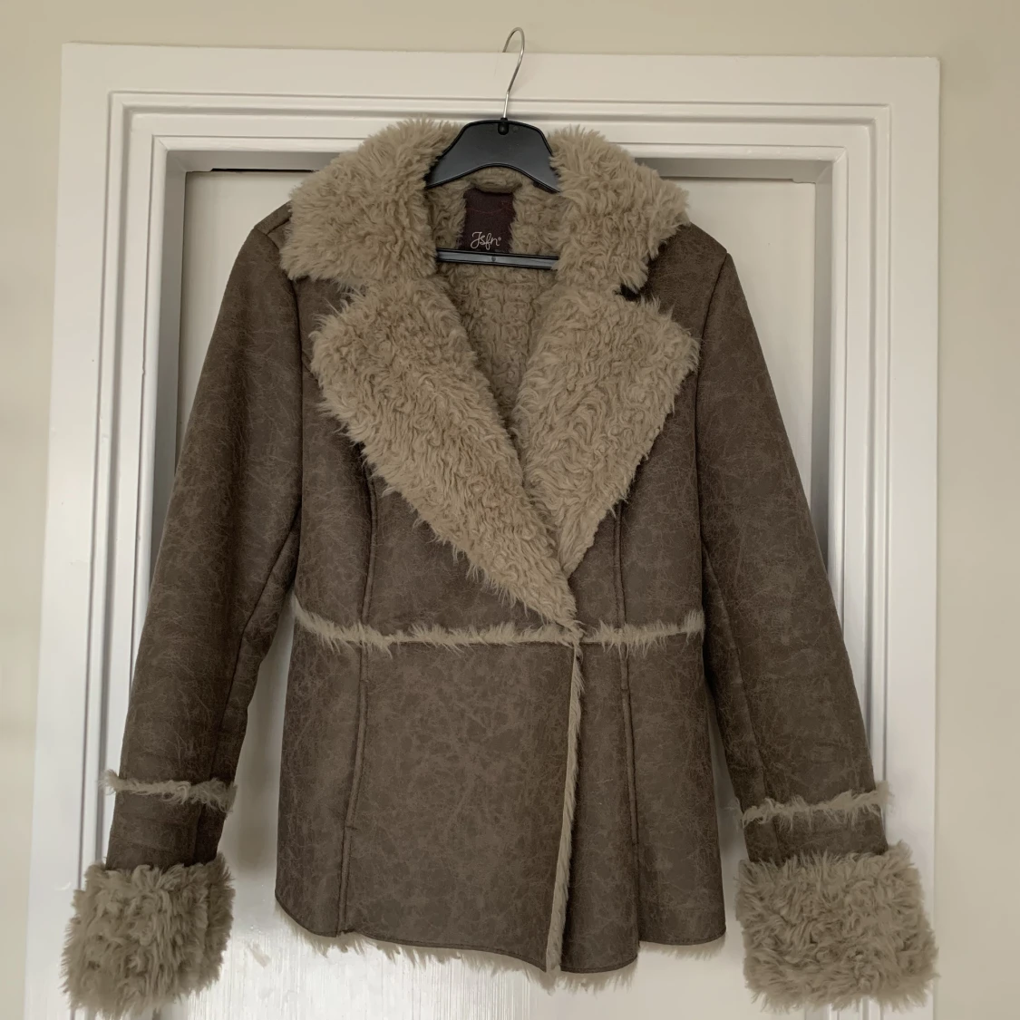 Jacka i läderimitation 