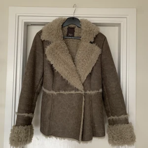 Jacka i läderimitation  - Så varm och skön! Skulle säga att den är liten i strl och mer som en S. Jag är 160 och den går nedanför halva rumpan ungefär 💕💕