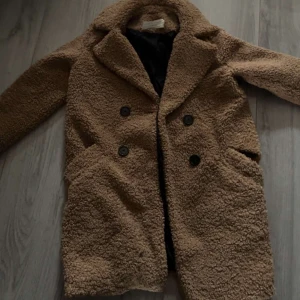 Zara Jacka - En jätte fin och stilrik jacka som är i pälsmaterial med fina svarta knackar har desvärre lite defekter i inner armen men syns ej utåt så de är inget som märks💕ny pris 900-1000kr 💓köpare står för frakt