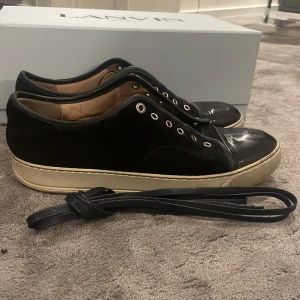 Lanvin skor  - Säljer nu mina Lanvin skor eftersom dom inte kommer till användning. Skorna är i bra skick och är rengjorda. Nya skosnören ingår.  Storlek: passar 42-44 Köpta för: 3799  