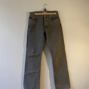 Hope Rush 28 känns som 29 - Unisex jeans, knappt använda. Är 180 sitter bra på mig.  Känns mer som 29-30