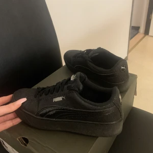 Puma sneakers - Låga Puma dam svart/glittrig Storlek 38/39 250 kr Kan postas 