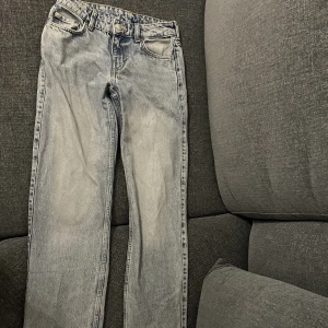 Weekday low arrow - Väldigt populära lågmidjade weekday jeans. Super fin tvätt o är använda väldigt sparsamt. Dem är tyvärr för små för mig så därför säljer jag dem. Köpta från weekday för 1 år sen kanske men använda fåtal ggr. Köpta för 500- 600. Hör av er för mer info❤️❤️❤️