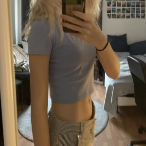 Croppad blå t-shirt  - Från zara i storlek S, sitter superfint men kommer tyvärr inte till användning. Skriv privat för frågor🫶🏼