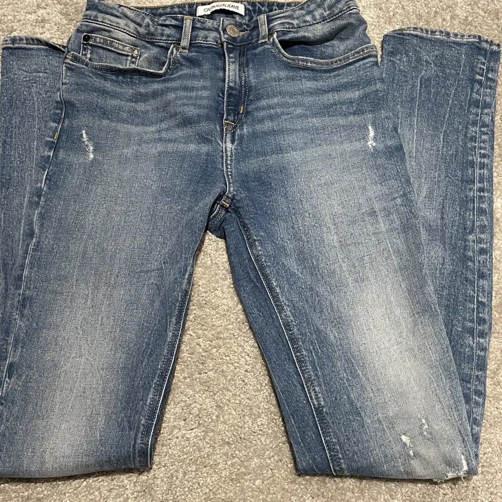 Lågmidjade +Skinny Calvin Klein jeans i färgen marinblå  I Stl: 16 Säjs pgr ej kommit till användning och är för långa. Jeans & Byxor.